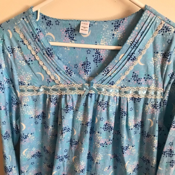 Beautiful lace bow long nightgown - Picture 2 of 5